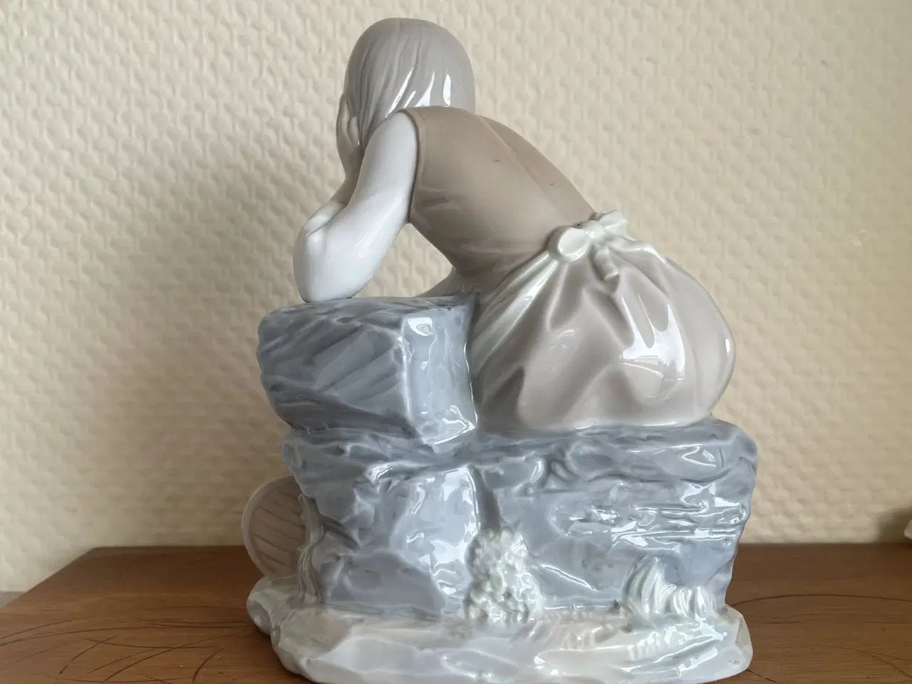 Billede 3 - ‘Pige Siddende På Sten Med Væltet Mælkespand’ NAO/