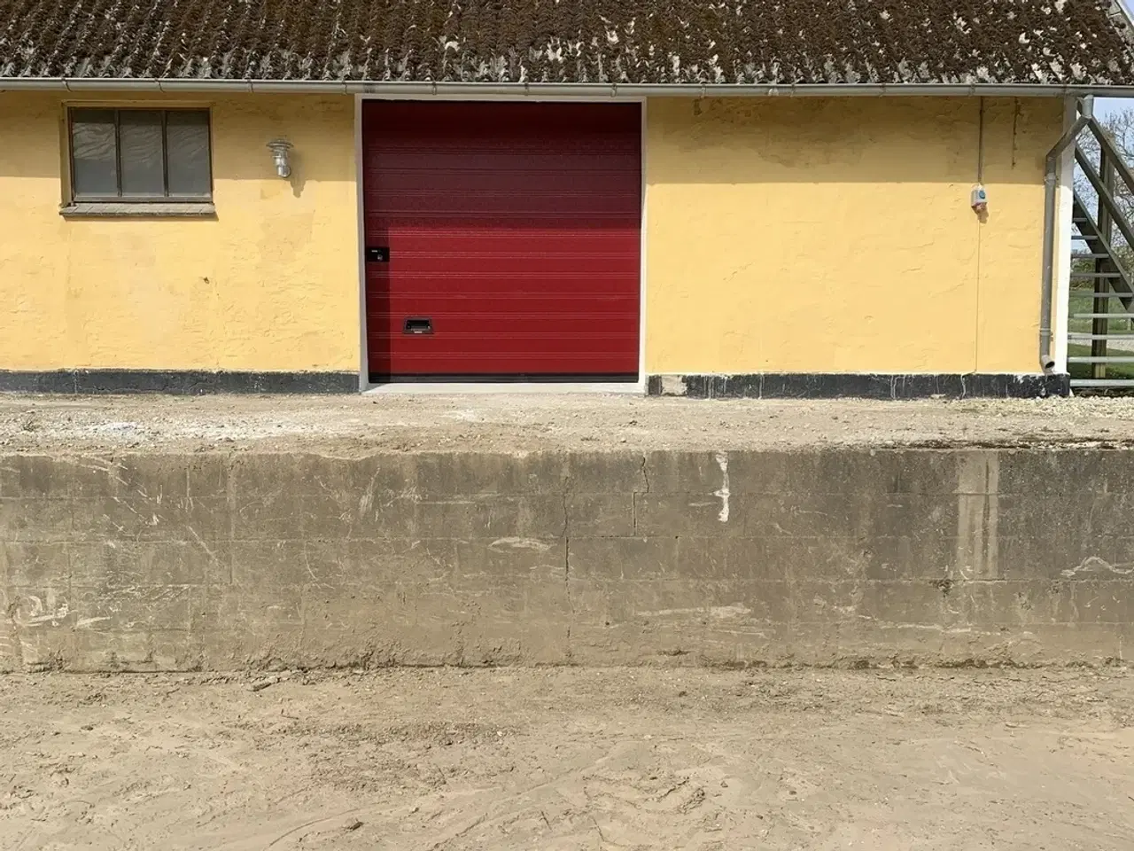 Billede 5 - Flot istandsat lokale. med muret ydervægge og lecaloft.