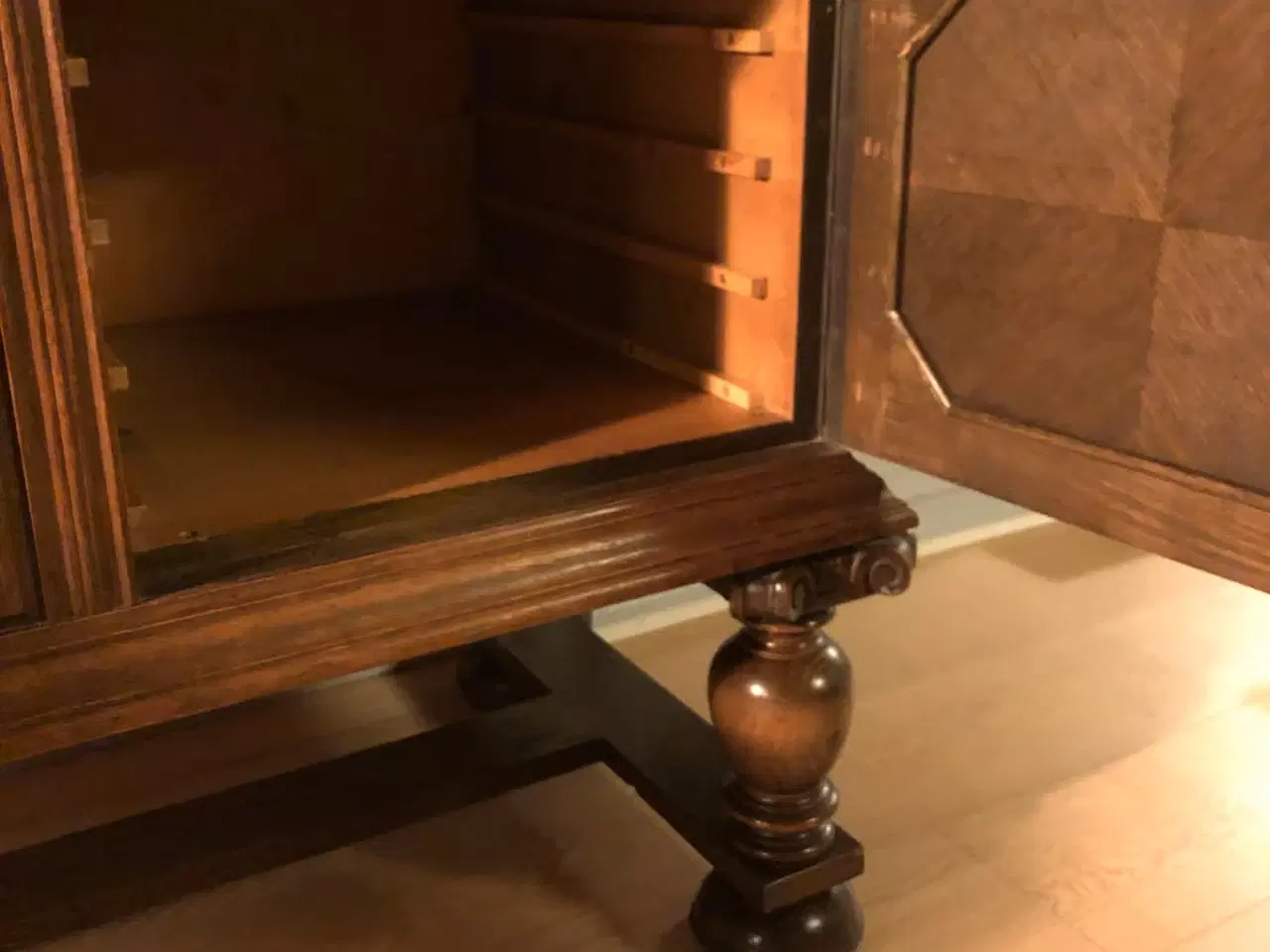 Billede 2 - Antik massivt egetræ skænk med udskæring