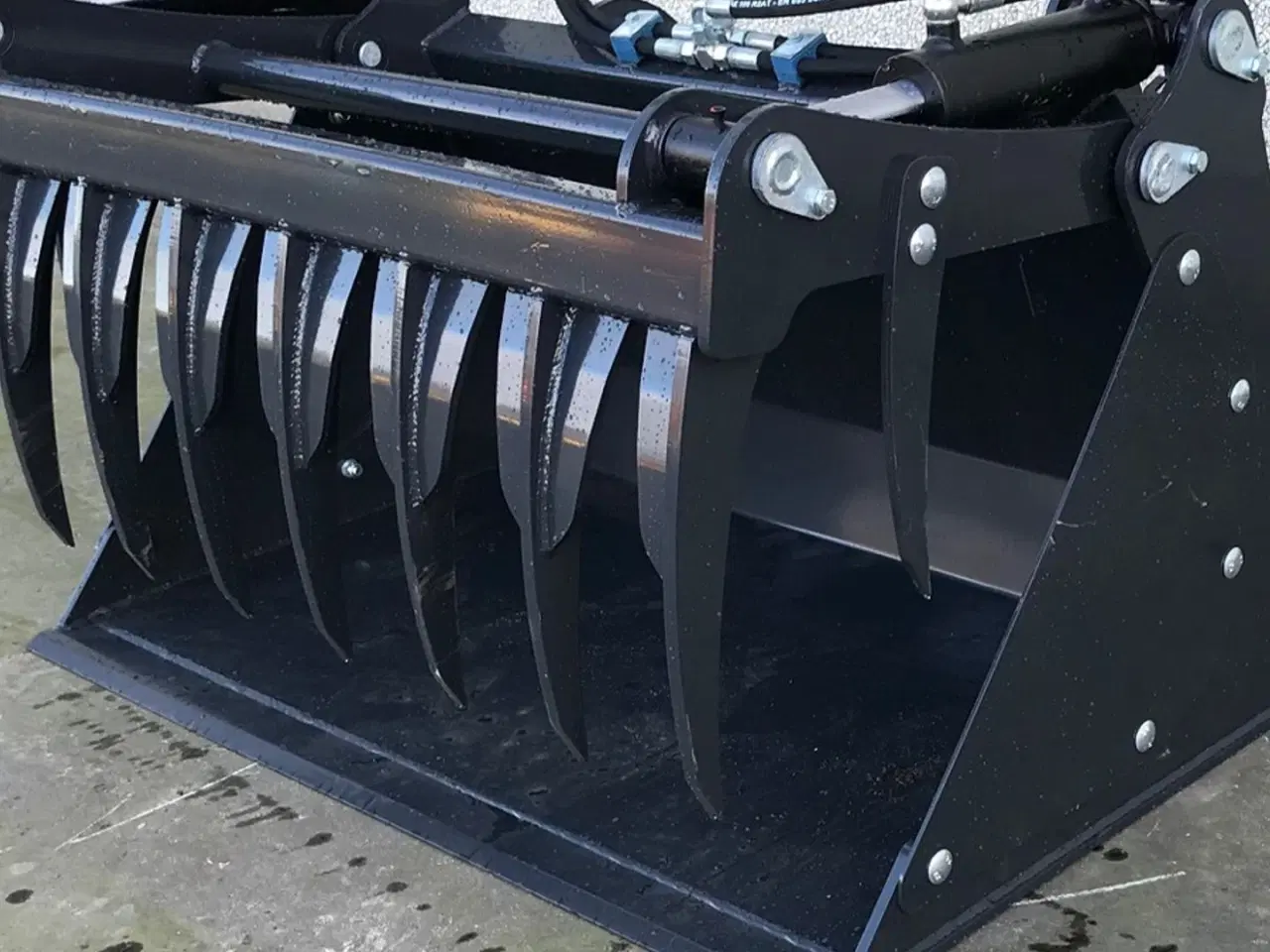 Billede 1 - - - - Siloskovl til minilæsser Bredde 0,9m-1,8m - Volumen 0,36m3-0,72m3 Siloskovl til minilæsser