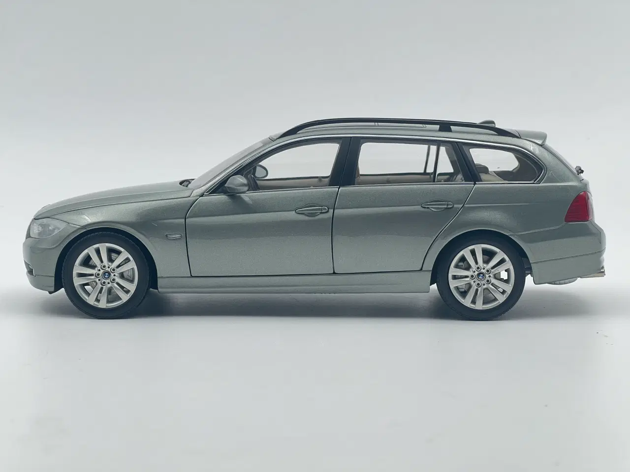 Billede 2 - 2005 BMW 330i Touring E91 - KYOSHO - 1:18