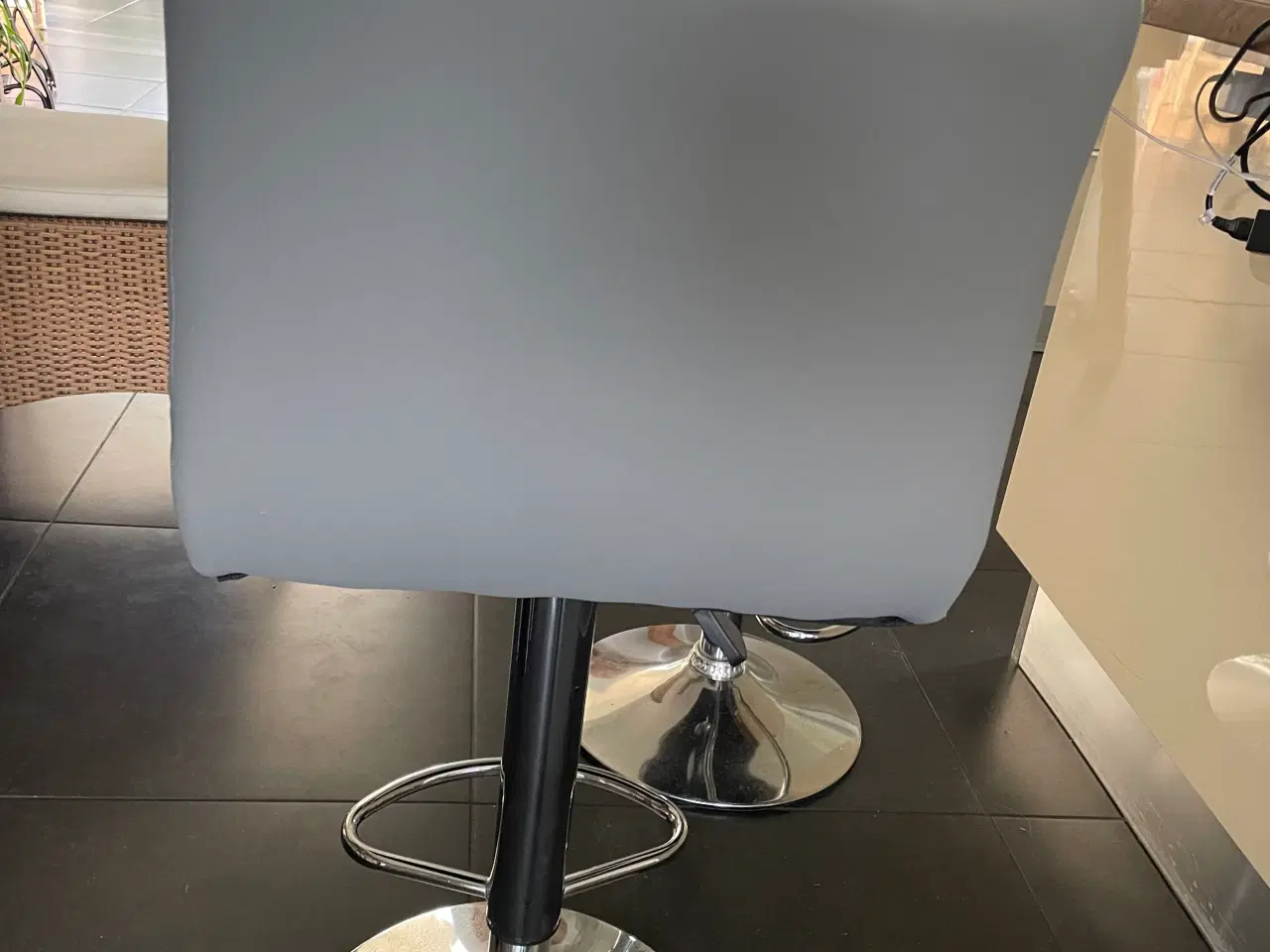 Billede 5 - 2 stk bar stole i gråt kunst stof . Justerbar