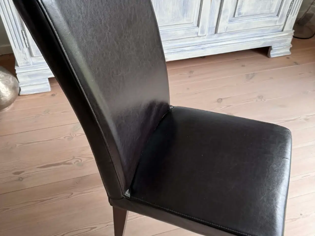 Billede 1 - Spisebordsstole i mørke brun læderlook