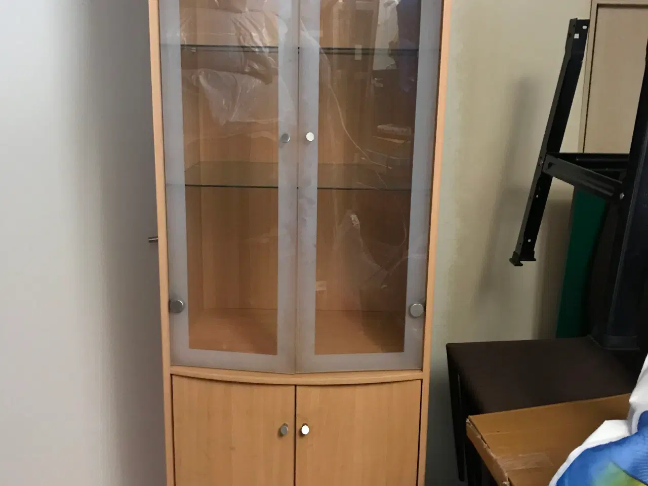 Billede 1 - Brun glasreol sælges