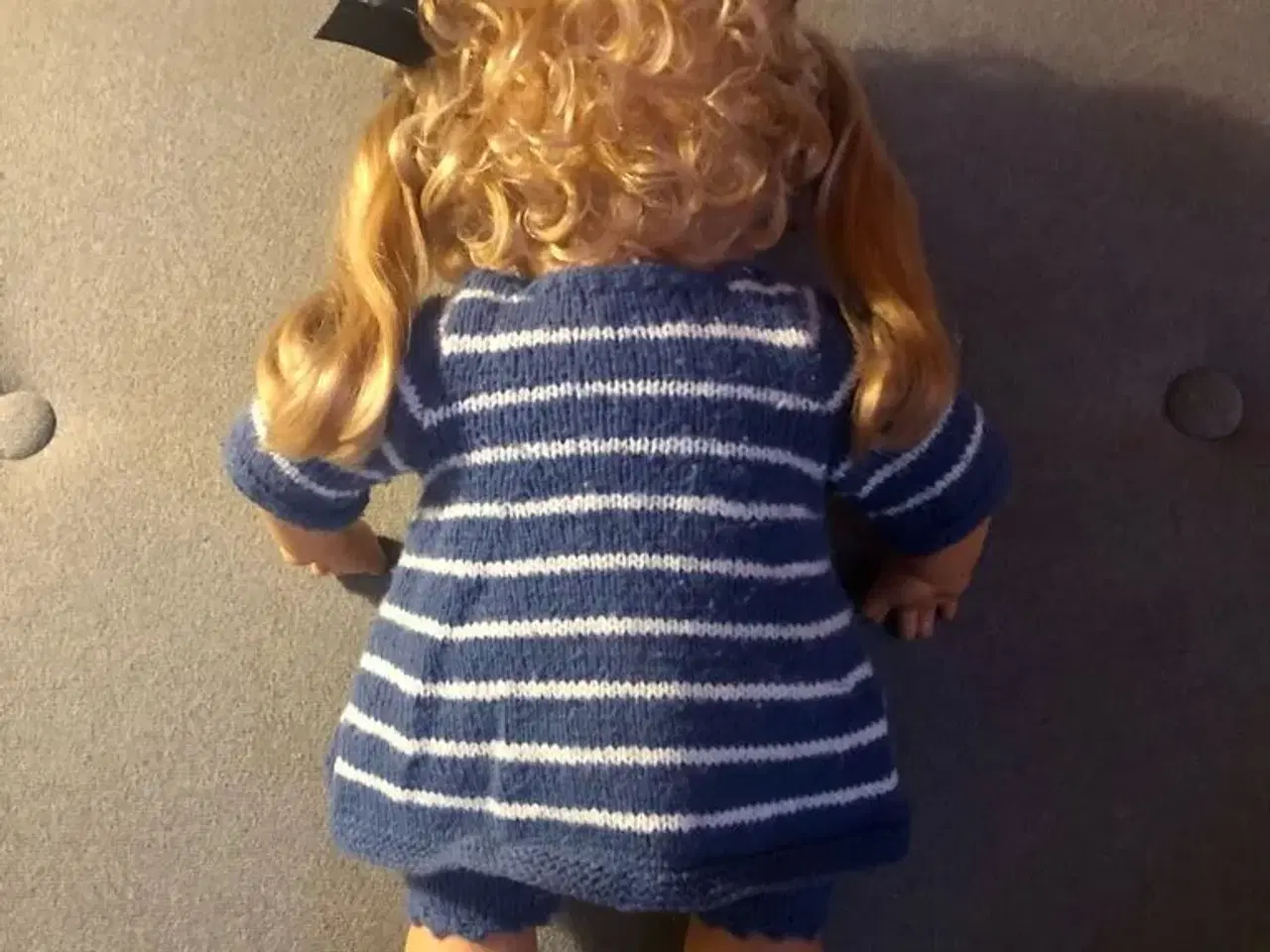 Billede 2 - Flot dukke med fint hår
