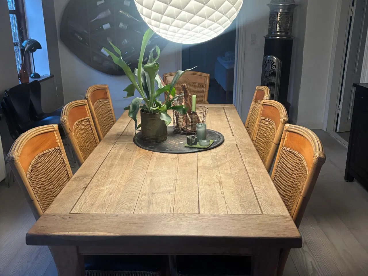 Billede 1 - Spisebord i træ og stole i flet m/læder