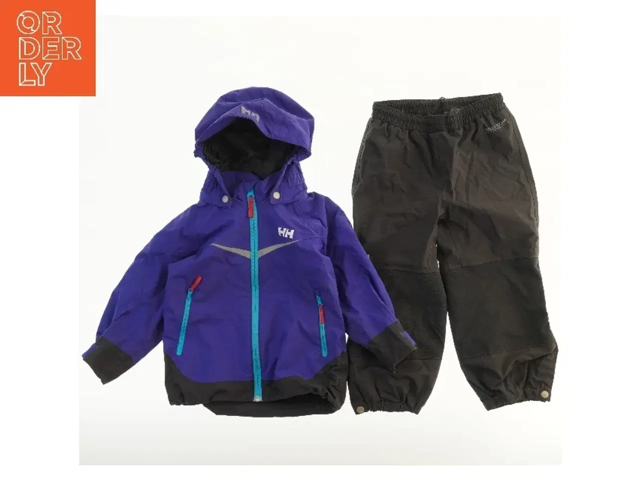 Billede 2 - Regnjakke og overtræksbukser sæt fra Helly Hansen (str. 98)