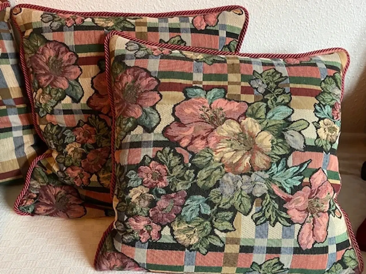 Billede 1 - 2 smukke Gobelin-puder med blomstermotiv