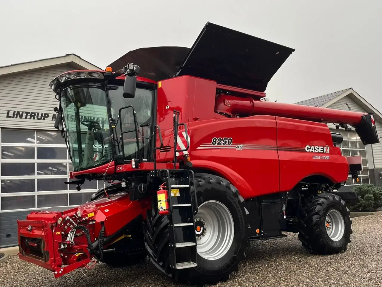Billede 1 - Case IH 8250 Axial-Flow med 35fod Varicut skærebord. Dansk maskine