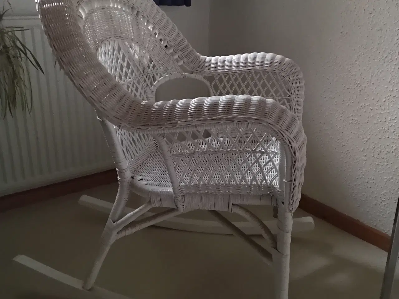 Billede 6 - Hvid vintage rattan gyngestol med smuk flet 