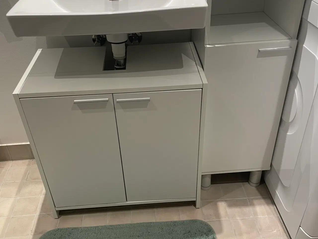 Billede 1 - Badeværelses møbler 