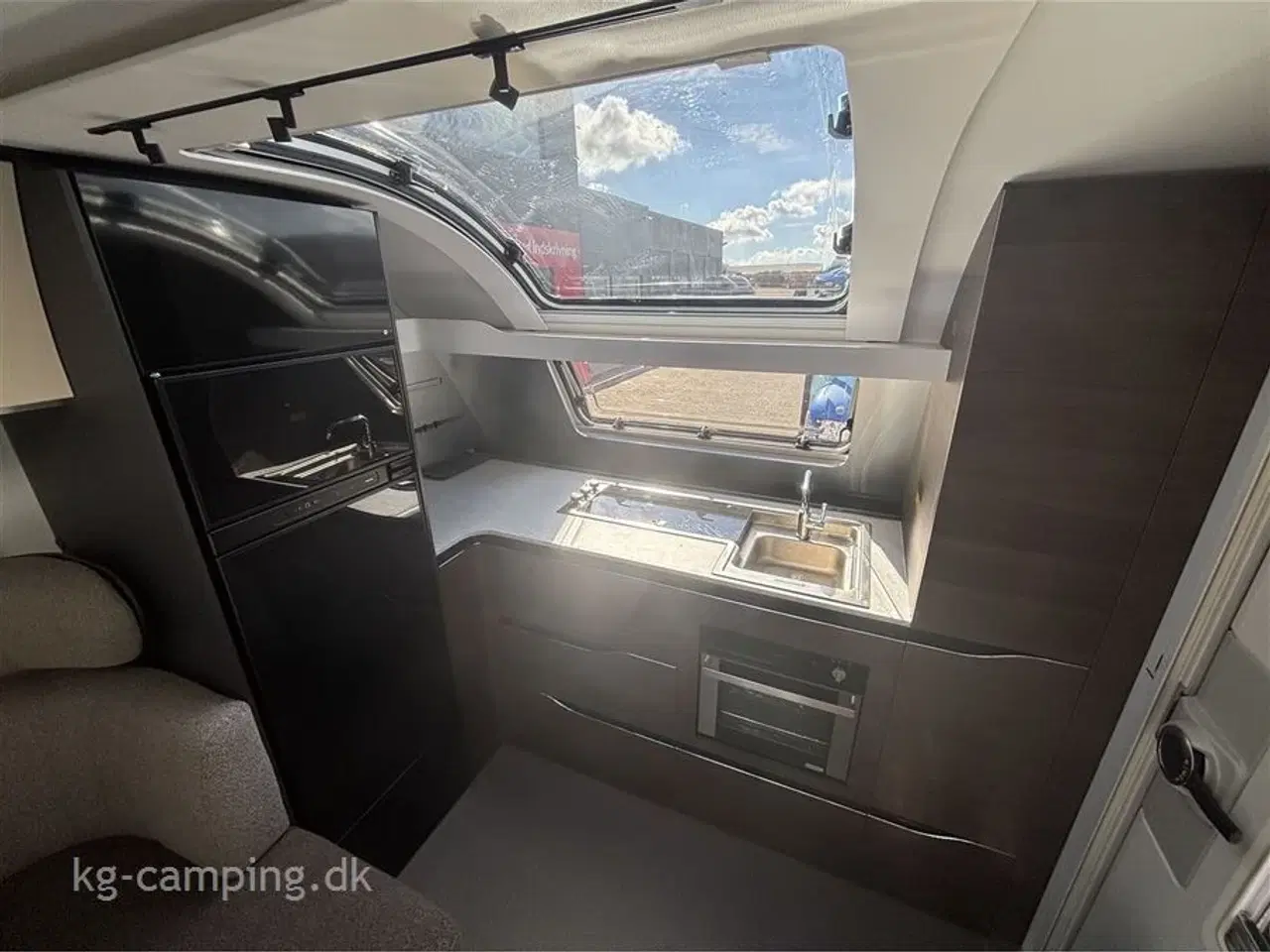Billede 3 - 2022 - Adria Alpina 663 HT Twin   Meget flot vogn med mover og stort flot fortelt.