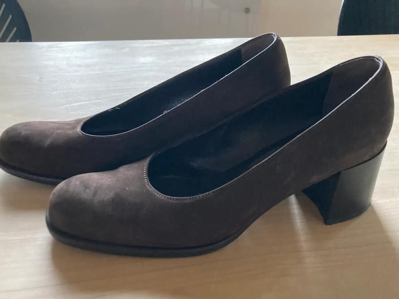 Billede 1 - Italienske pumps i brun nubuck, størrelse 38