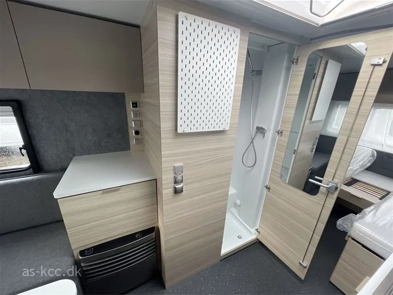 Billede 11 - 2026 - Adria Altea 492 LU Adria Altea 492 LU årg. 2026 med enkeltsenge og udtræk. 5 sovepladser, 4 siddepladser. Glasfiber tag, sider, forende og bagende