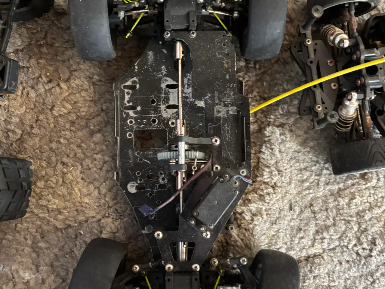Billede 3 - 6 chassis med dele til fjernstyret biler sælges sa