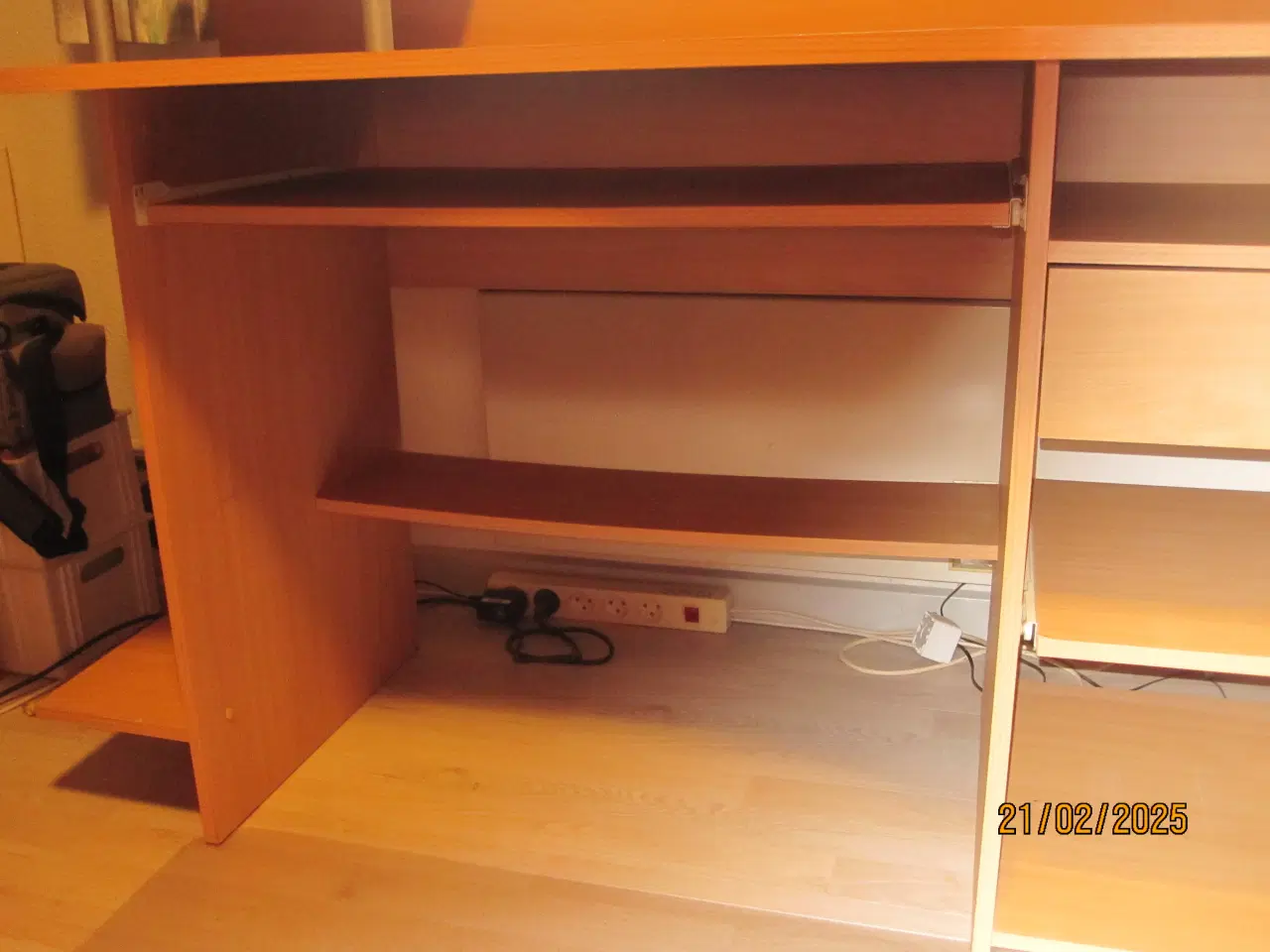Billede 3 - Skrivebord med skuffer og hylder i lys bøg.+GAMING