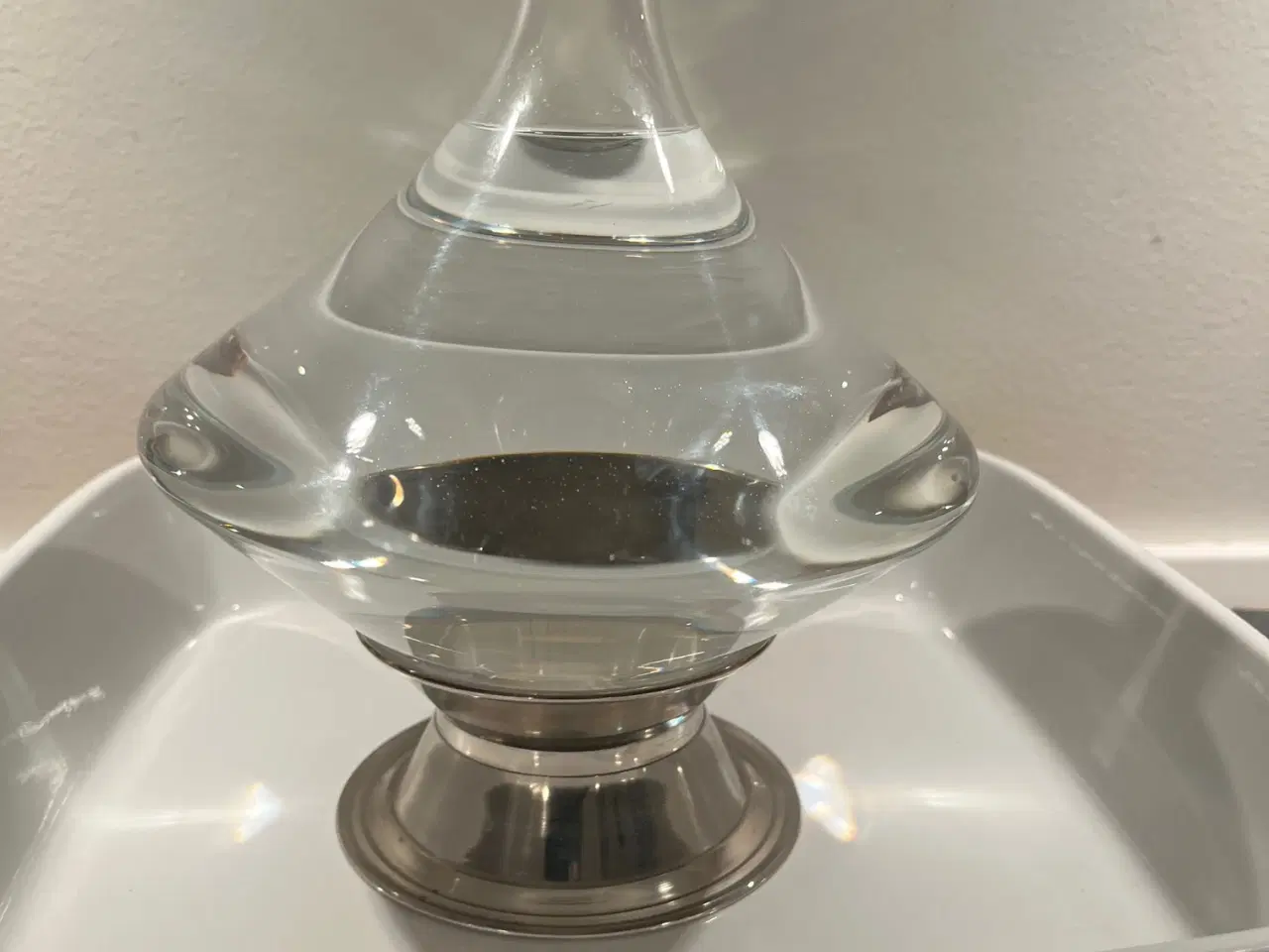 Billede 4 - Dekorativ vinkaraffel med metallisk fod (Højde 27 