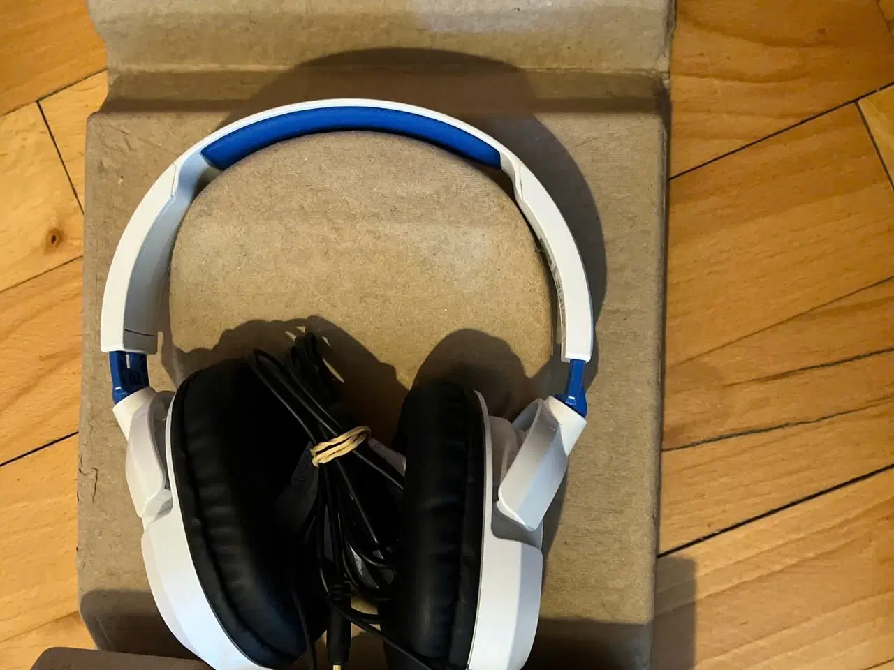 Billede 2 - 2 Headset, 4 ps4 spil og ps4 controller oplader.