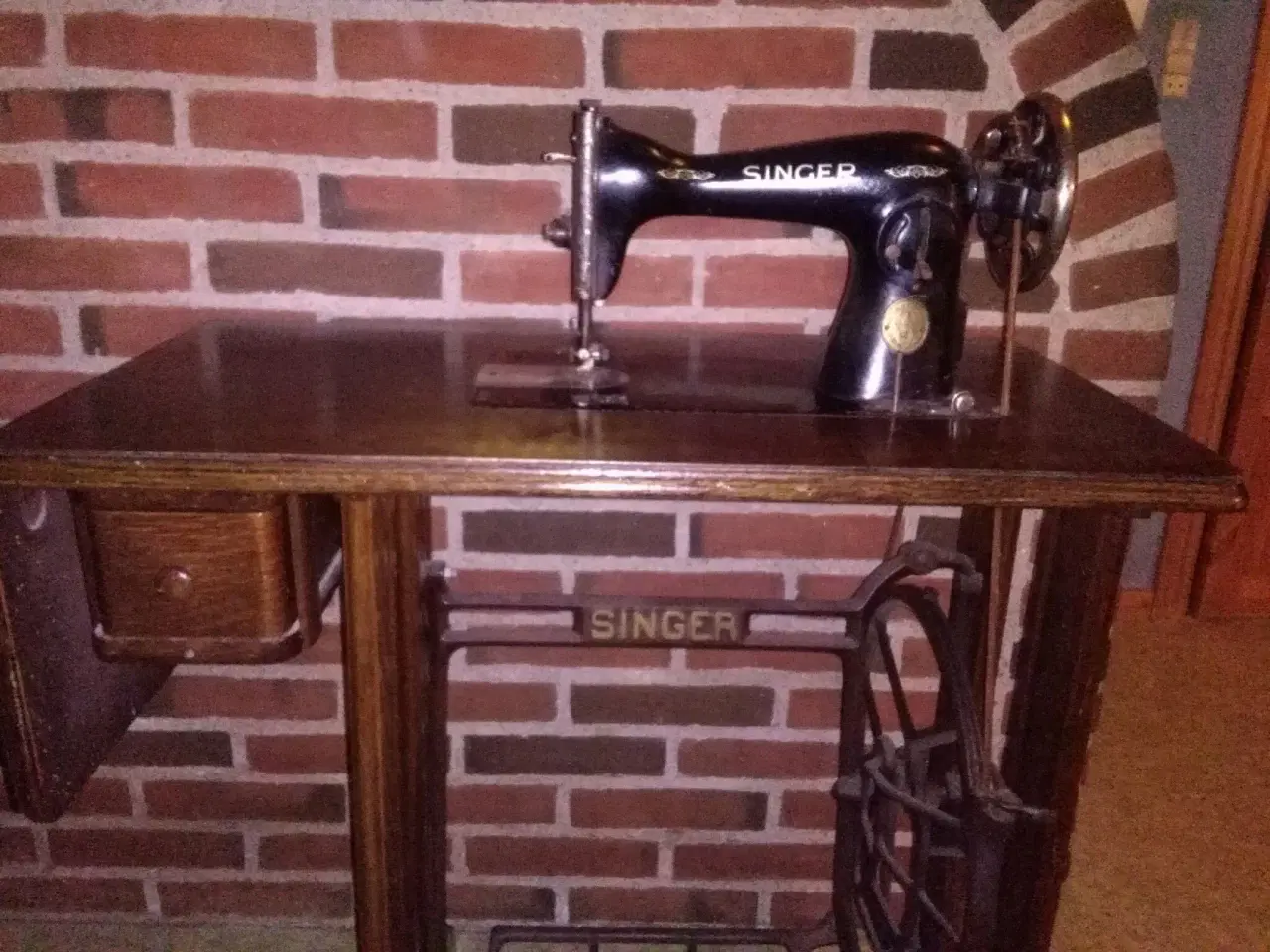 Billede 1 - Gammel Singer trædesymaskine