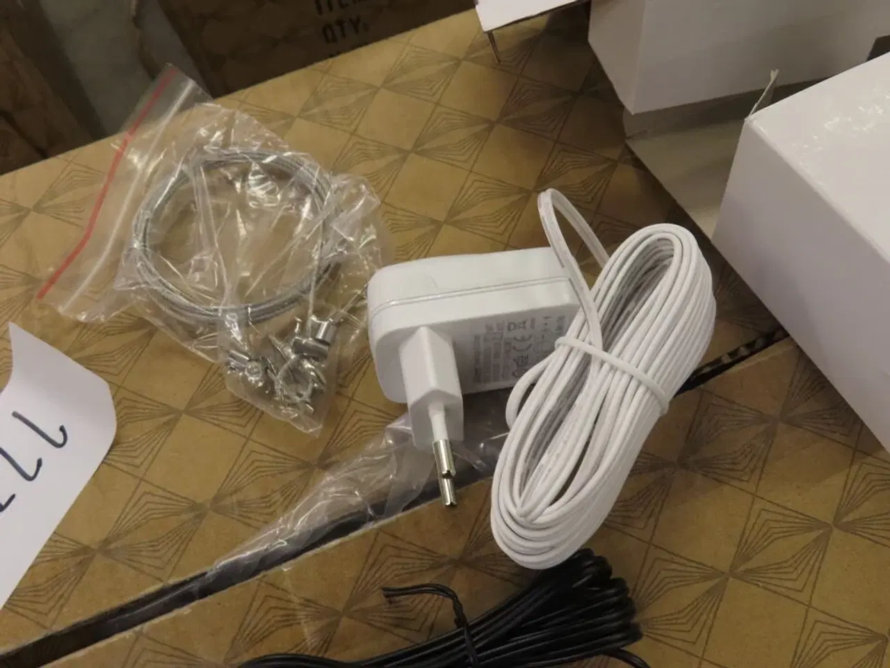 Billede 3 - 2 kasse med oplader