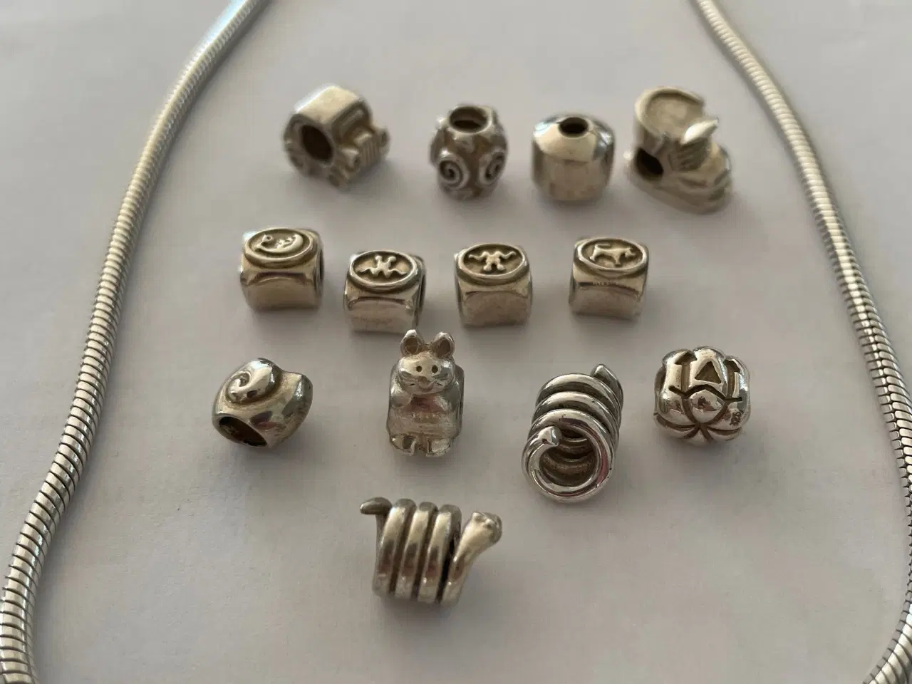 Billede 1 - Pandora sølv halskæde med 17 forskellige led med .