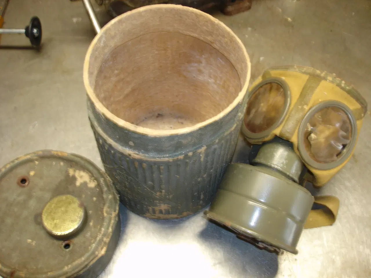 Billede 4 - Gasmasker og ander militær udstyr. 