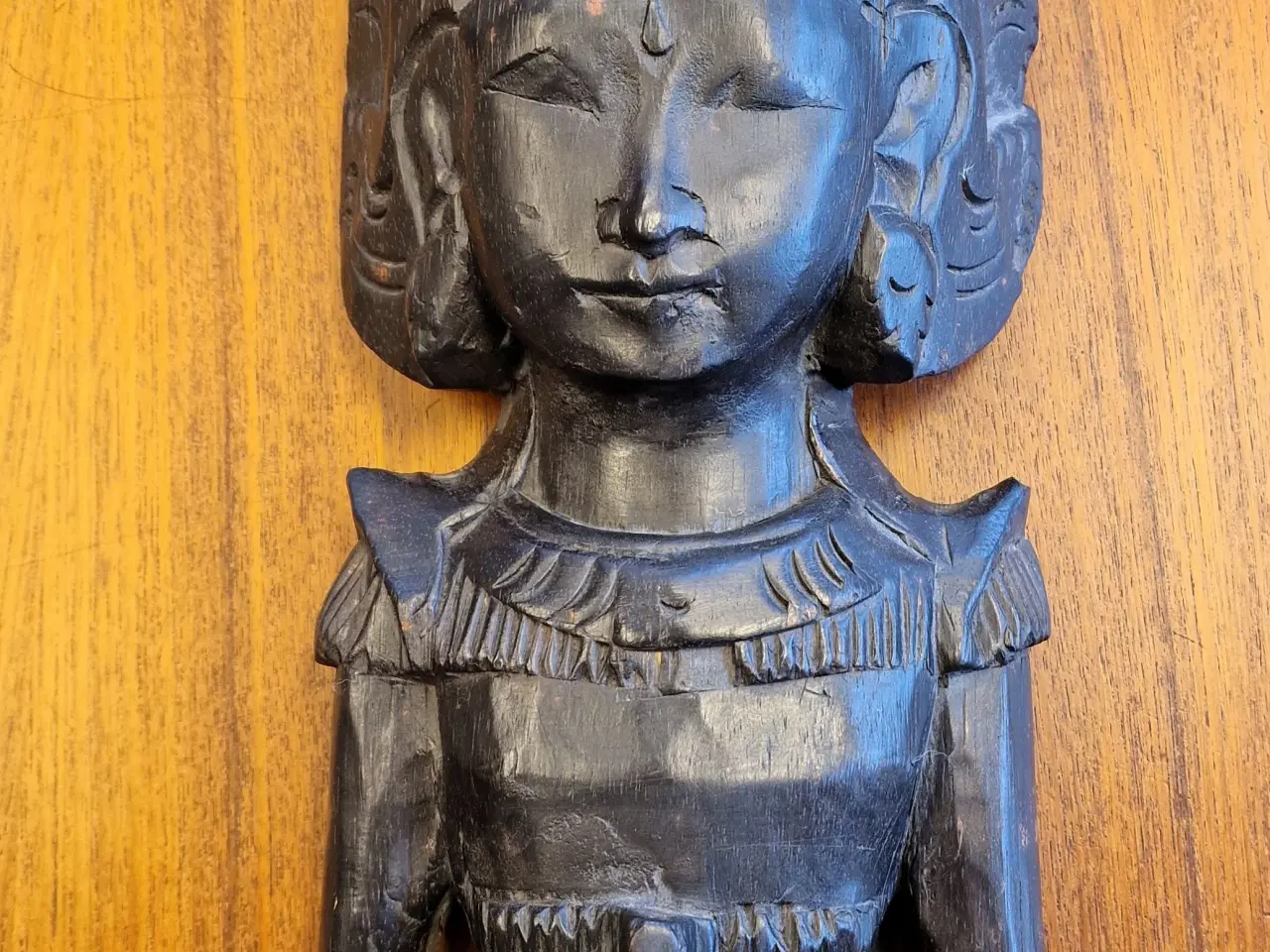 Billede 4 - Et par store flotte væghængte asiatiske figurer.