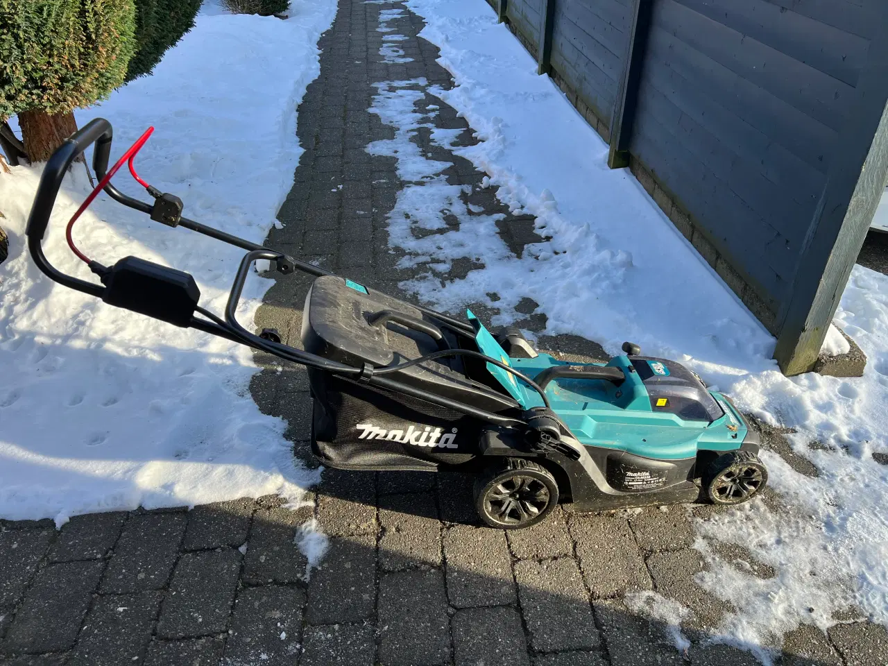 Billede 3 - Makita 18V plæneklipper – inkl. batteri og lader