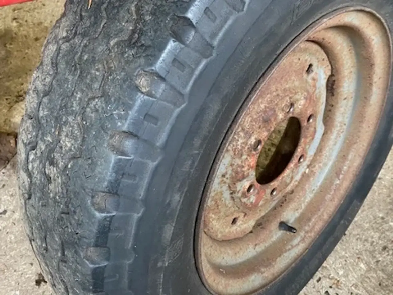 Billede 4 - MF traktor forhjul.