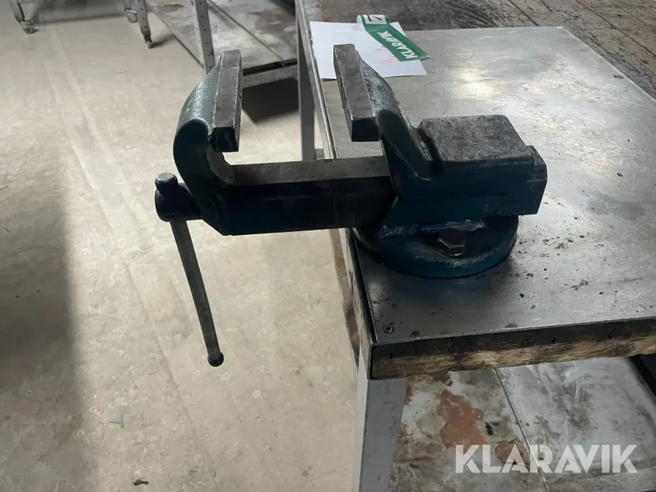 Billede 7 - Arbejdsbord på hjul med skruestik