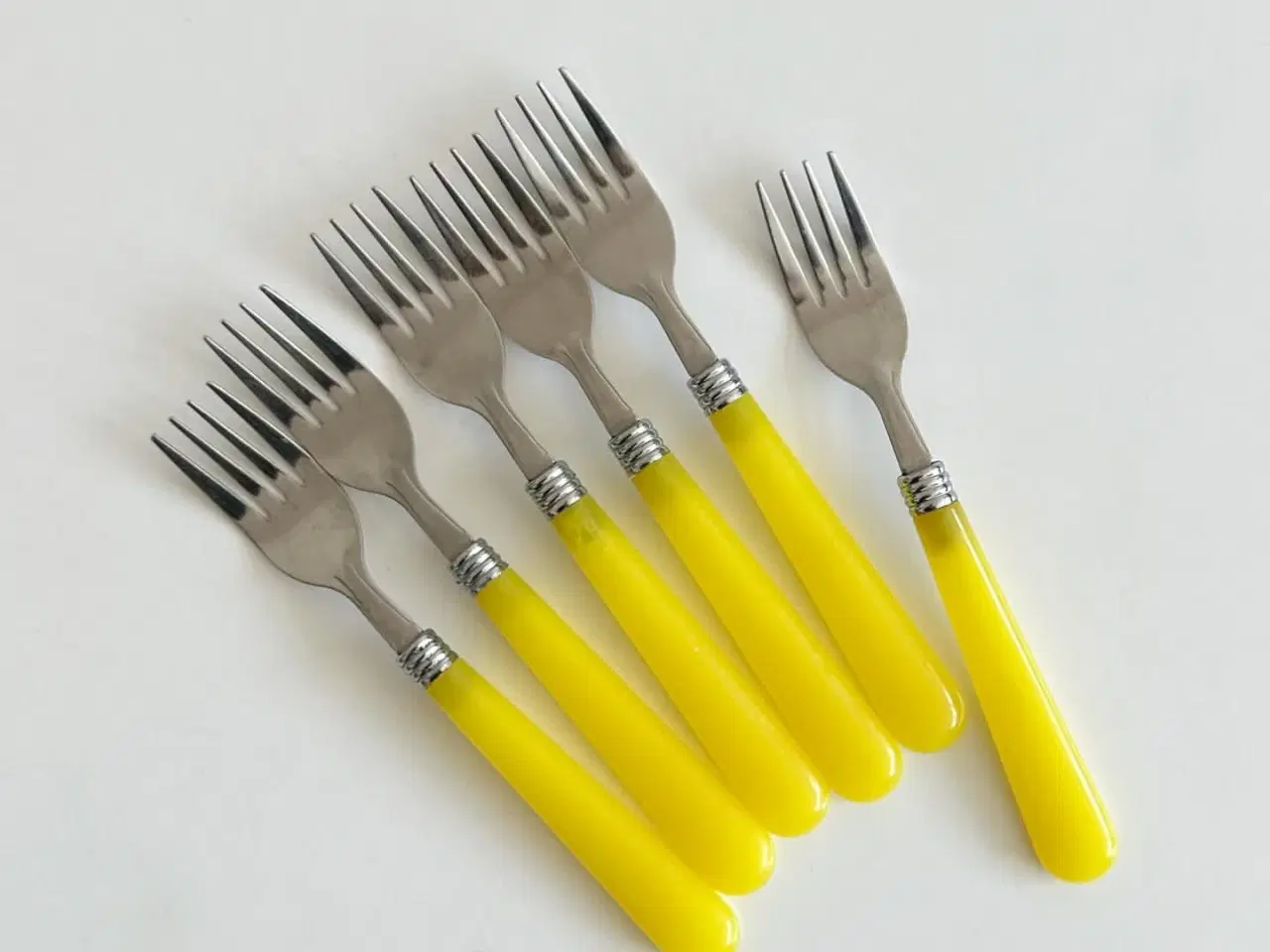 Billede 2 - Retro gafler, stål og gul plast, 6 stk samlet