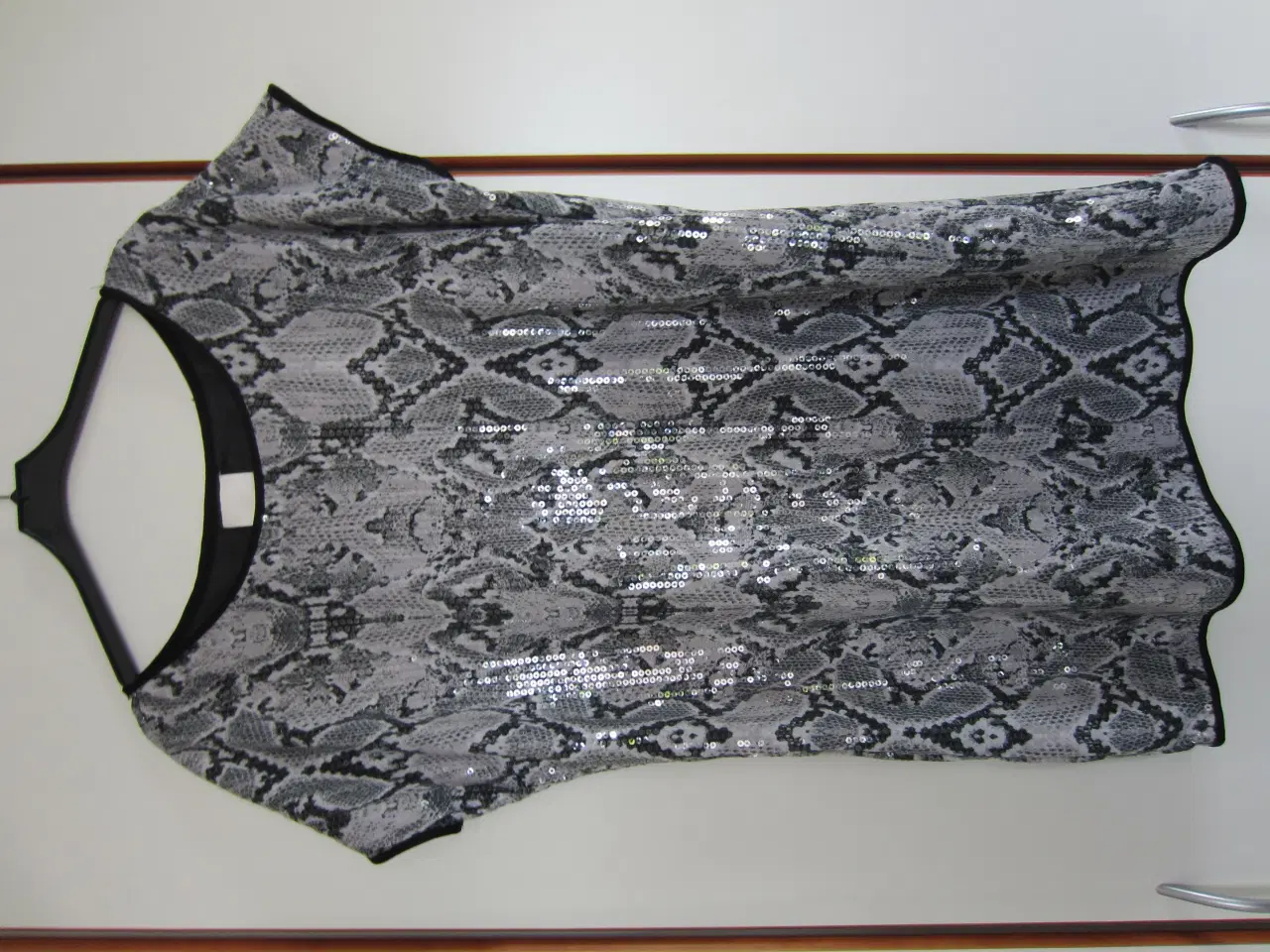 Billede 1 - Smart sølv paillet kjole fra Vila i str. 38 
