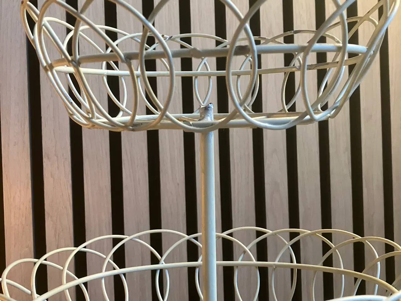 Billede 3 - Frugtkurv i hvid metal med tre niveauer