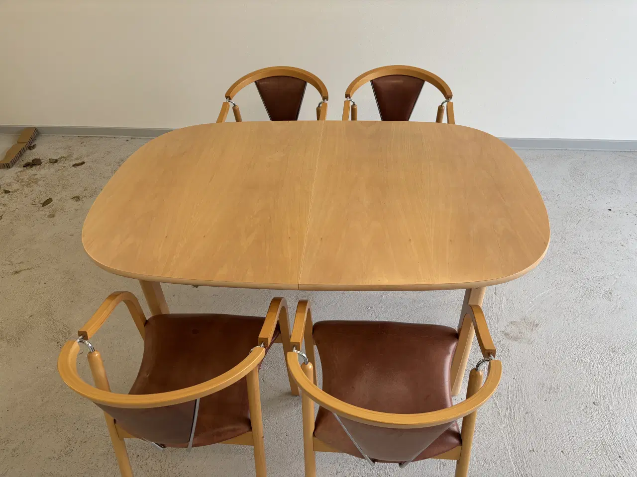 Billede 6 - Spisebord med 4 stole 