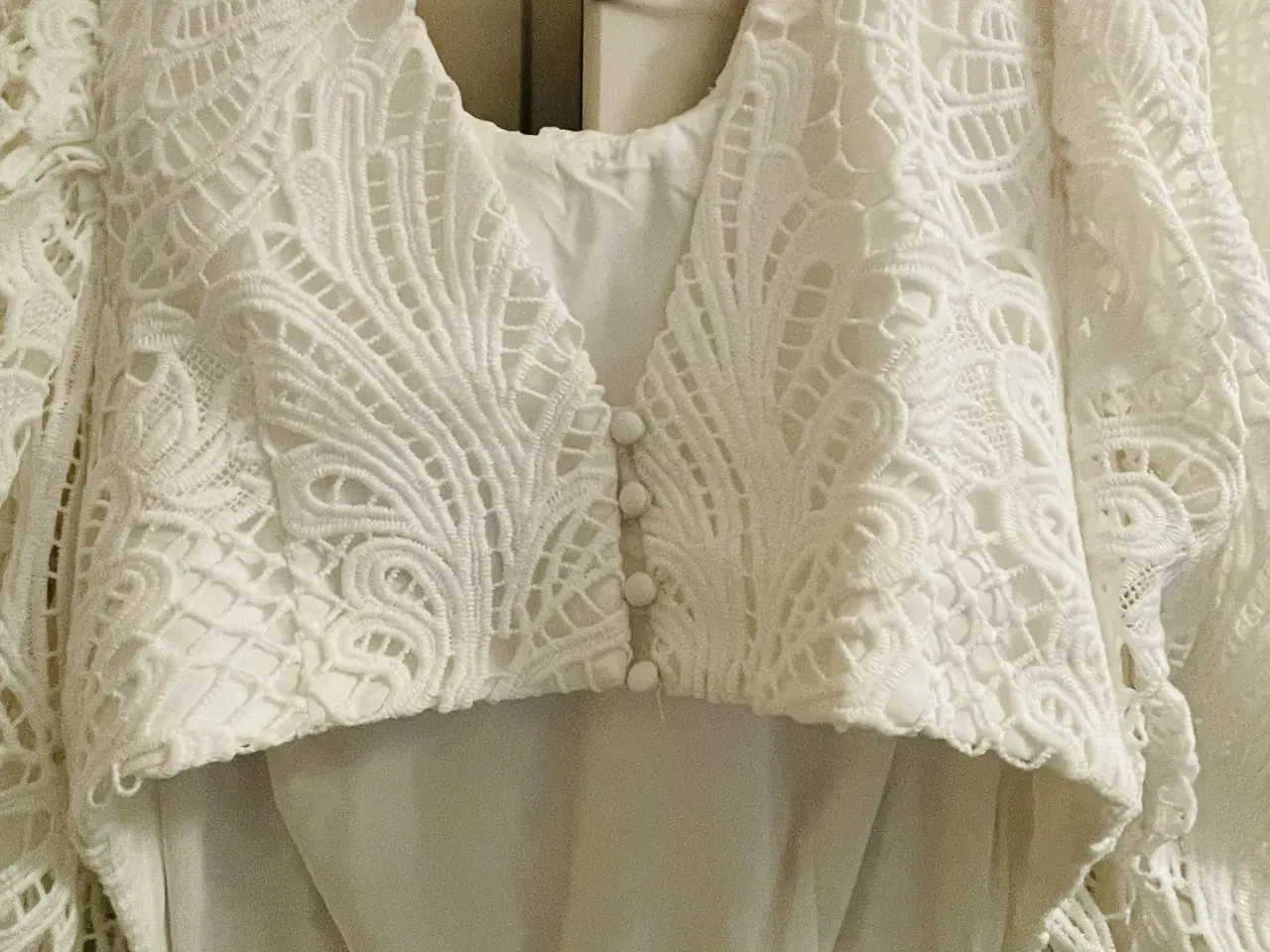 Billede 5 - Smuk kjole i tykke blonder ~ Brudekjole