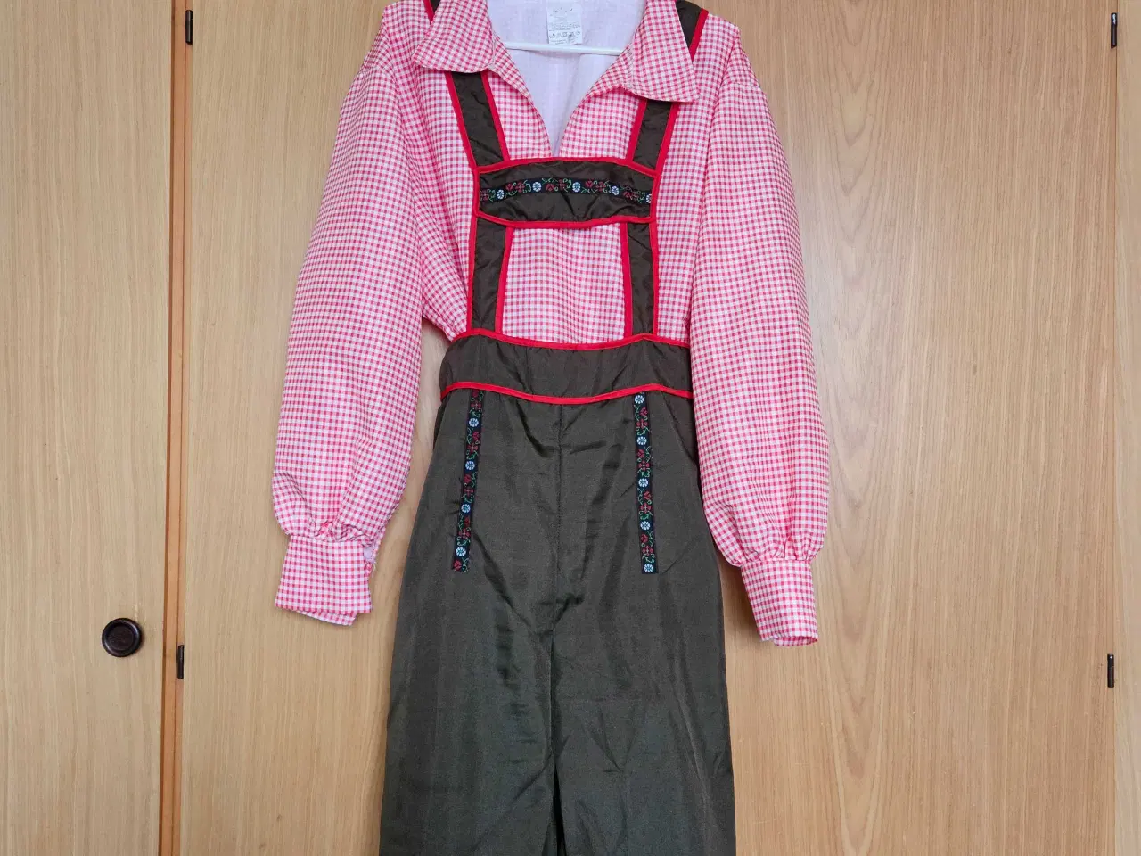 Billede 1 - Komplet tyroler sæt sælges