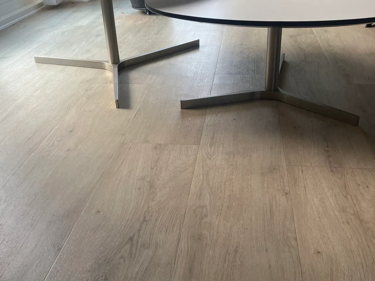 Billede 2 - Ovale Sofabord i hvid melamin med sort kant