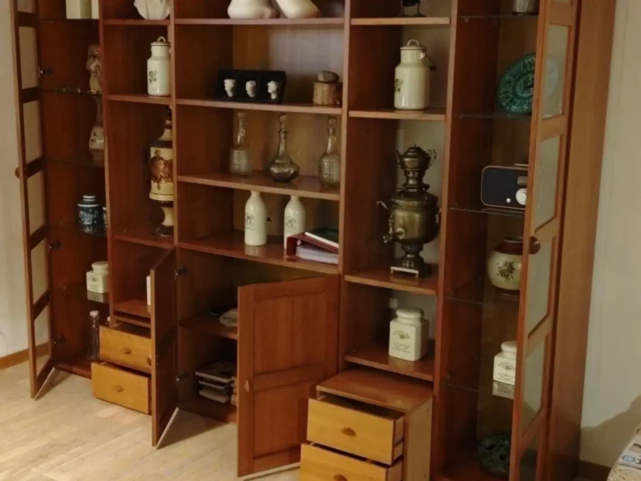 Billede 4 - Flot reol med flexibel bredden og kan adskilles