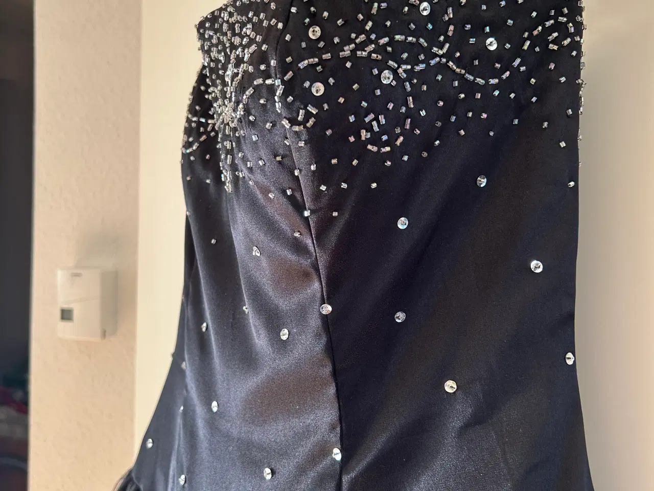 Billede 10 - Elegant sort gallakjole med håndsyede pailletter