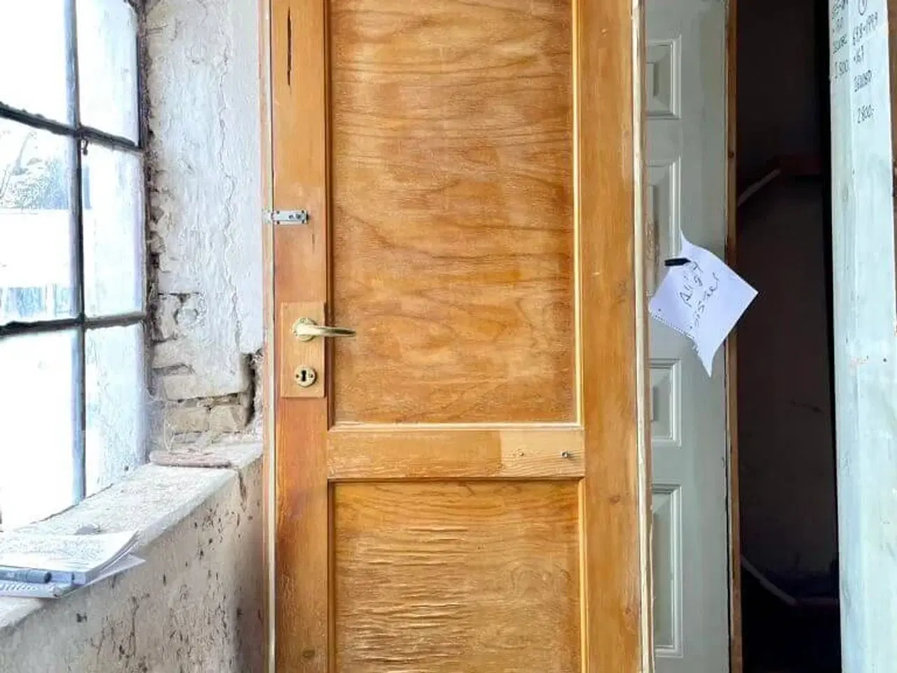 Billede 1 - Smal, højrehængt umalet fyldningsdør