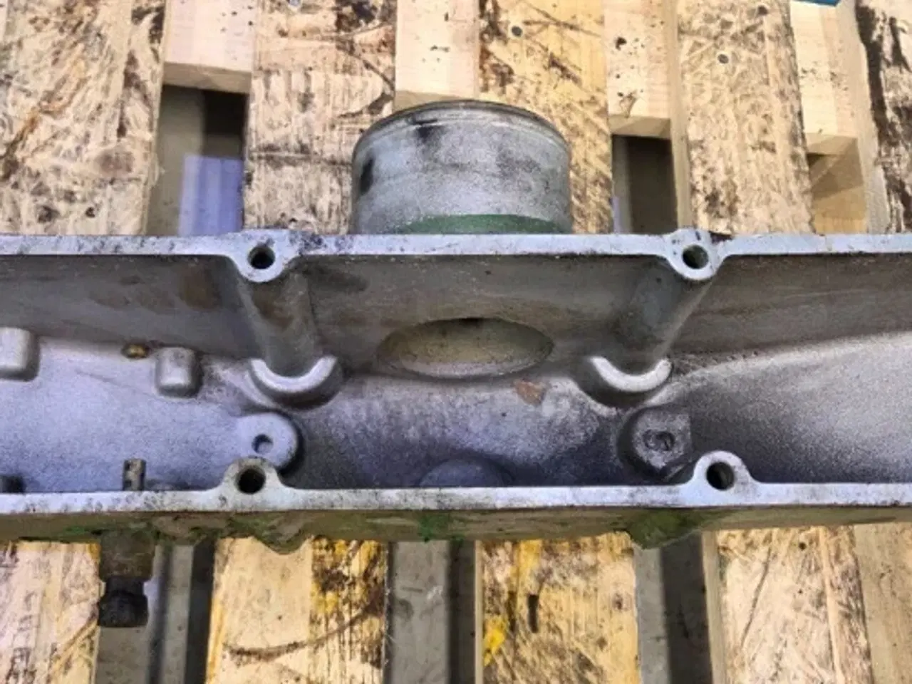 Billede 5 - John Deere 6125HZ001 Indsugningsmanifolddæksel R516998