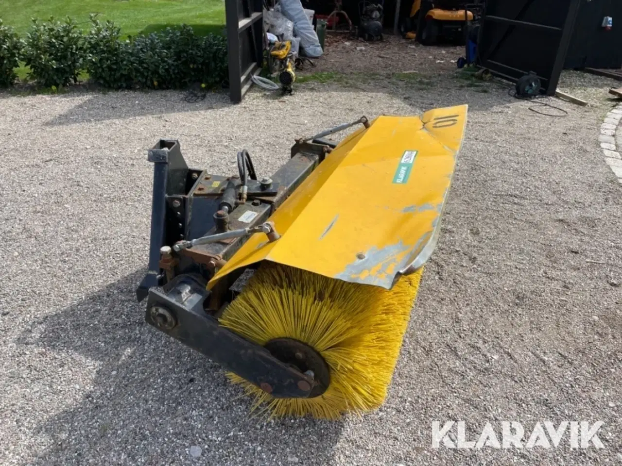 Billede 10 - Traktor med kost John Deere 3720