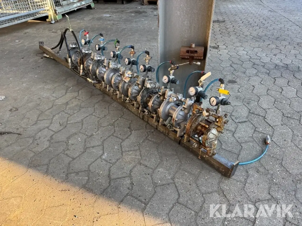 Billede 1 - manifold-setup med 8 styk membranpumper