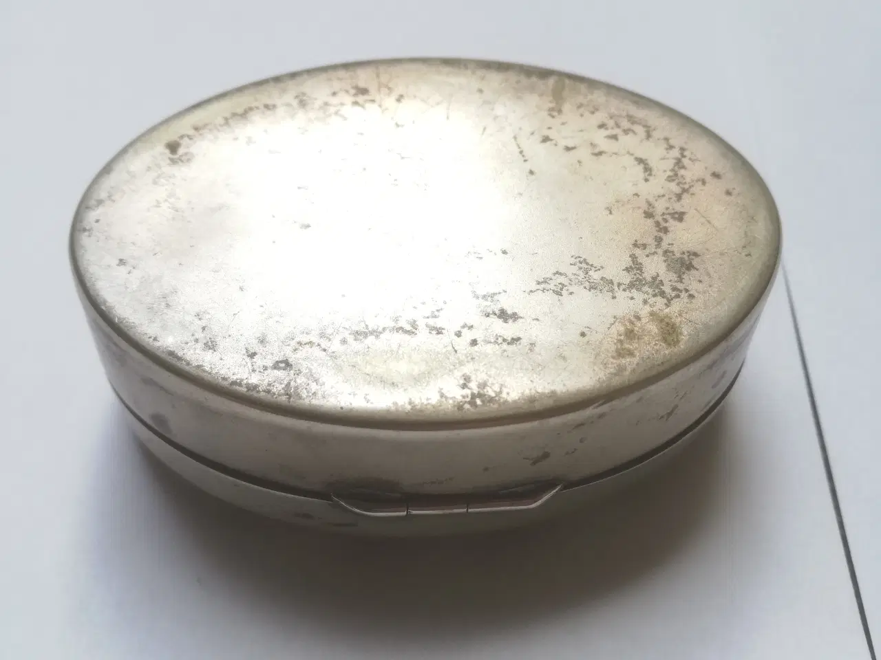 Billede 4 - ovale sølv / pilleæske med tryklås 