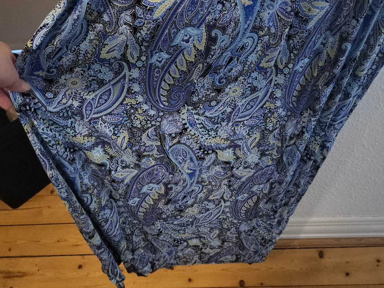 Billede 3 - Lang Blå Kjole Med Mønstre