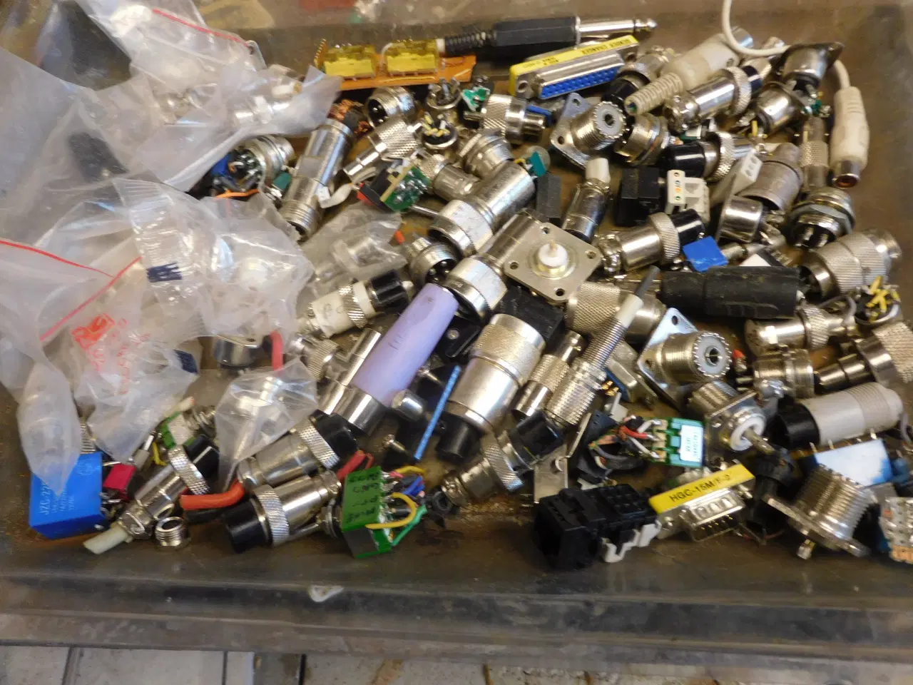 Billede 2 - Kasse med nye Stik +brugte Minirelær