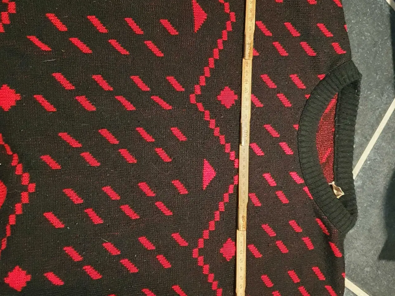 Billede 3 - Sort/ rød bluse model fra 80erne 