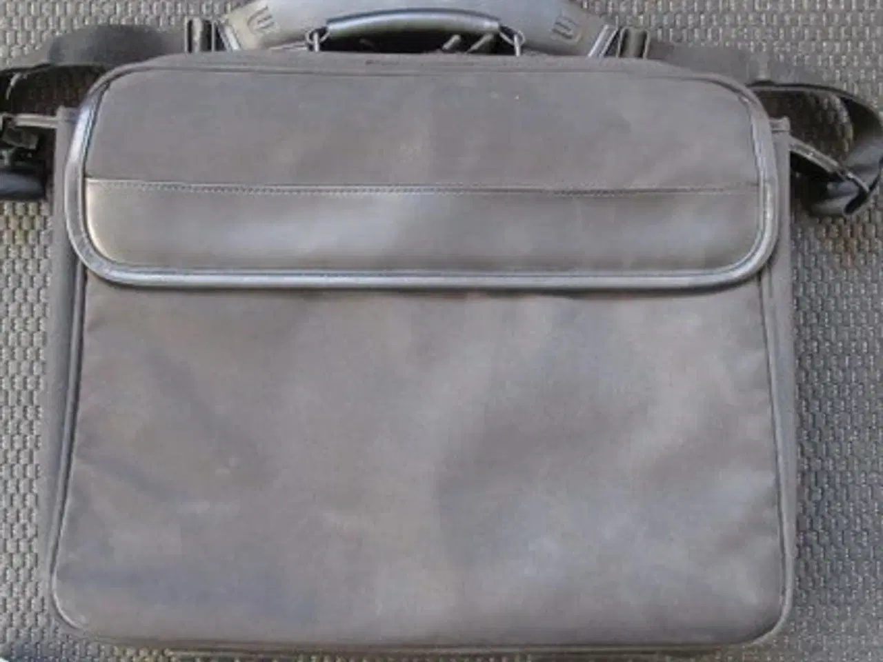 Billede 1 - Computertaske med skulderrem i lærred.