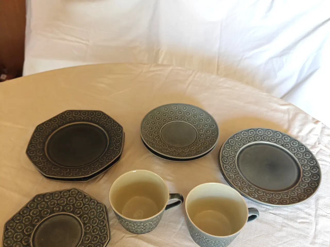 Billede 1 - Azur stentøj 2 sæt kopper m.underkop og kagetaller