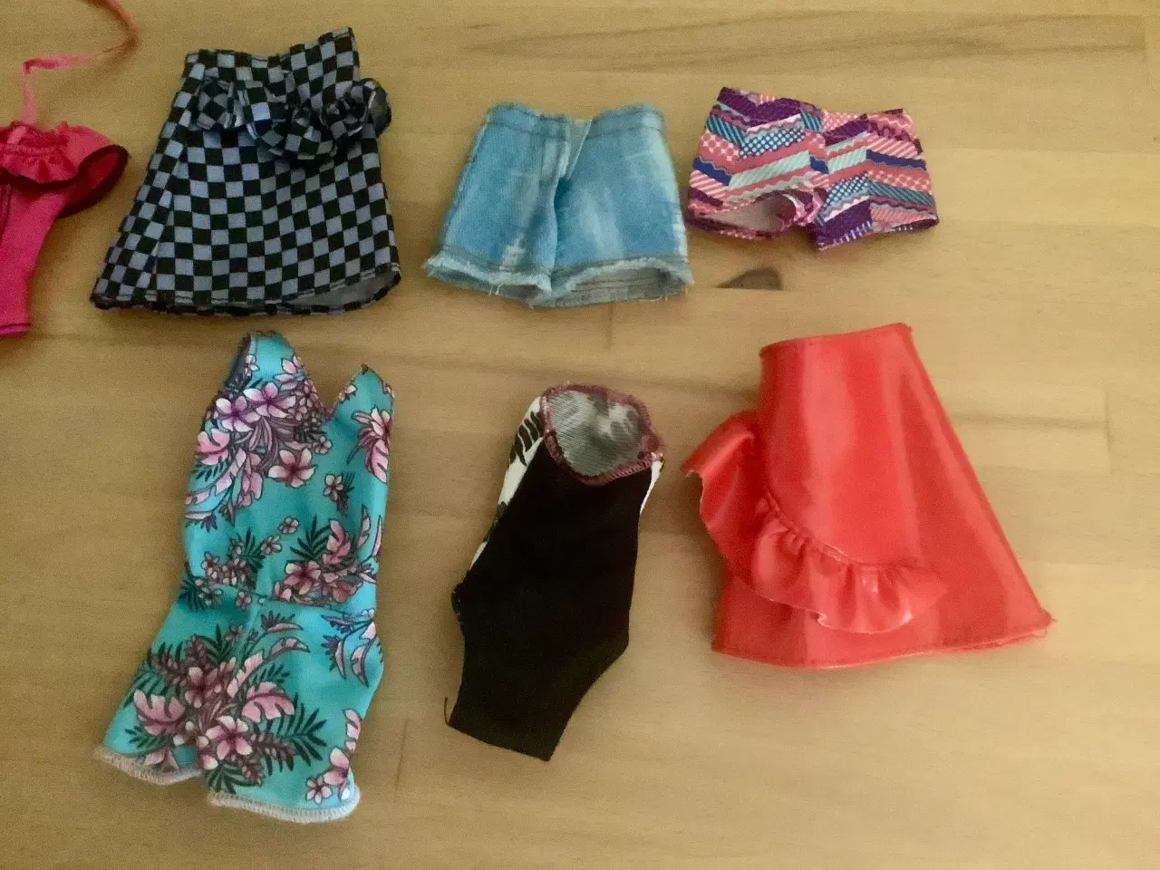 Billede 3 - Barbie tøj. Prisen er for det hele.